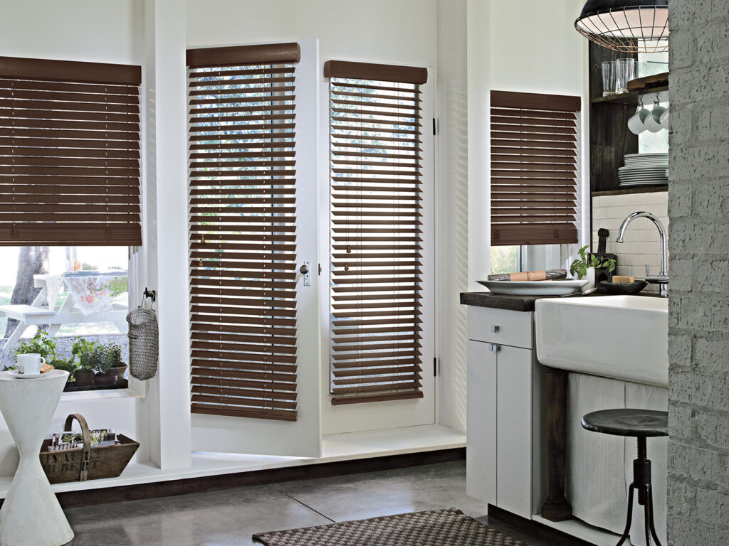 Abachi Kitchen with Parkland Wood Blinds and Cornices